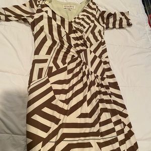 Donna Ricco dress with modern print and cinch waist.